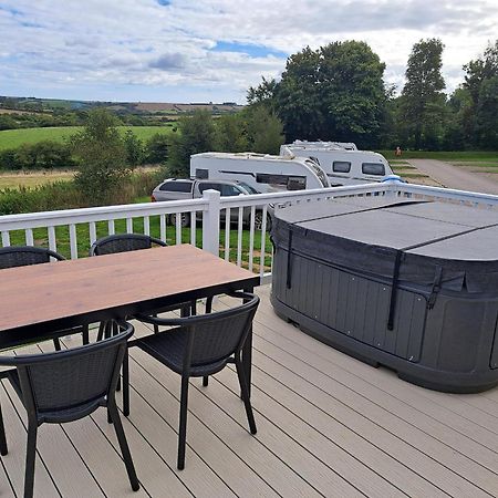 Our Kingfisher 34-4 Persons With Private Hot Tub-Pet Friendly-Tranquil Holiday Away From It All Yet Not Far From St Austell- The Holiday Home Has Two Bedrooms, Living And Dining Area, Equipped Kitchen-Decking-Outdoor Furniture-Fishing Lakes-Perfect Grampound Экстерьер фото