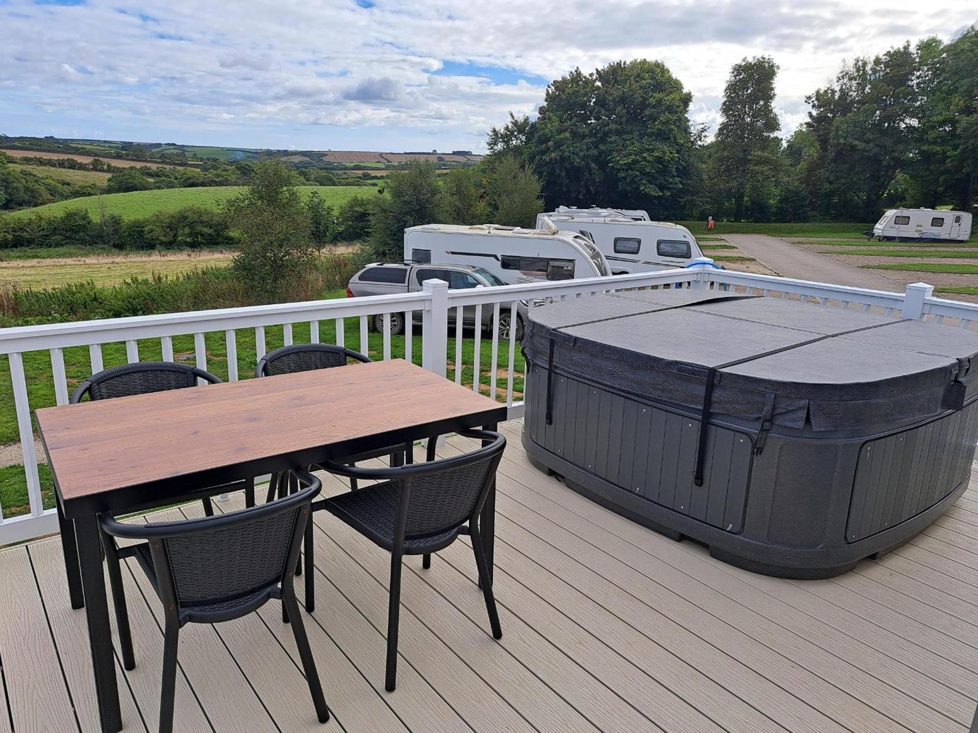 Our Kingfisher 34-4 Persons With Private Hot Tub-Pet Friendly-Tranquil Holiday Away From It All Yet Not Far From St Austell- The Holiday Home Has Two Bedrooms, Living And Dining Area, Equipped Kitchen-Decking-Outdoor Furniture-Fishing Lakes-Perfect Grampound Экстерьер фото