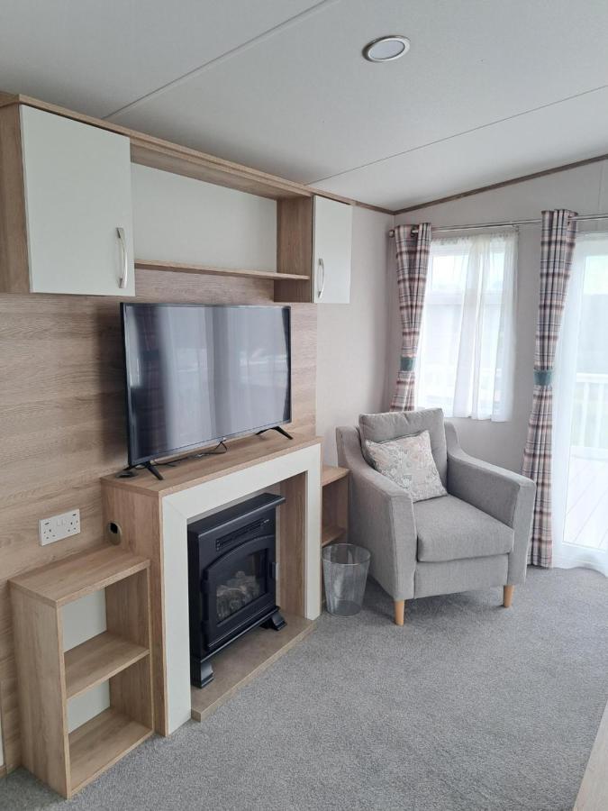 Our Kingfisher 34-4 Persons With Private Hot Tub-Pet Friendly-Tranquil Holiday Away From It All Yet Not Far From St Austell- The Holiday Home Has Two Bedrooms, Living And Dining Area, Equipped Kitchen-Decking-Outdoor Furniture-Fishing Lakes-Perfect Grampound Экстерьер фото
