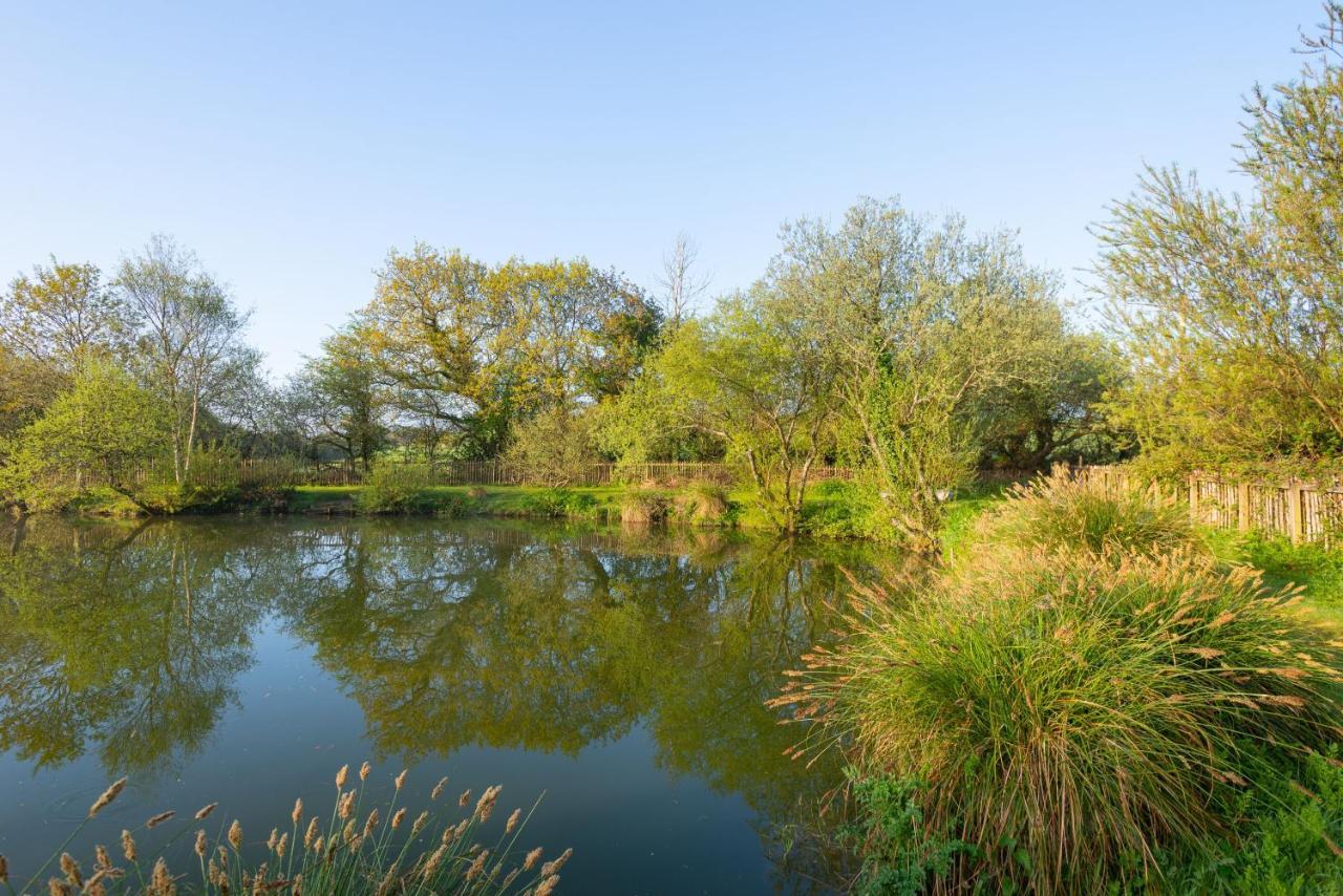Our Kingfisher 34-4 Persons With Private Hot Tub-Pet Friendly-Tranquil Holiday Away From It All Yet Not Far From St Austell- The Holiday Home Has Two Bedrooms, Living And Dining Area, Equipped Kitchen-Decking-Outdoor Furniture-Fishing Lakes-Perfect Grampound Экстерьер фото