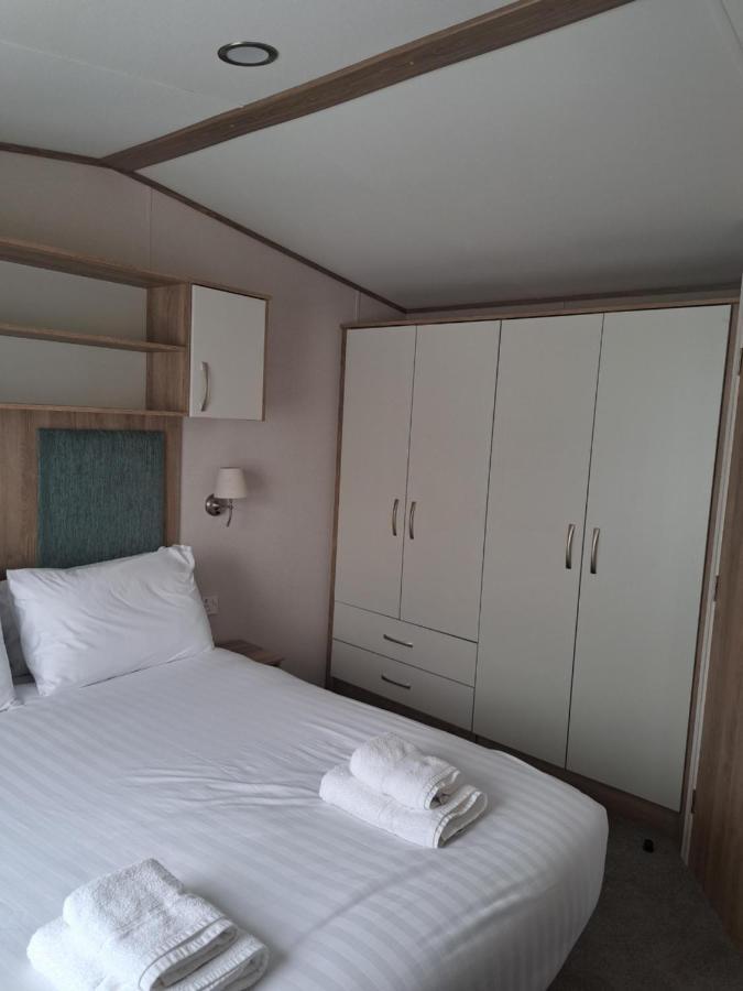 Our Kingfisher 34-4 Persons With Private Hot Tub-Pet Friendly-Tranquil Holiday Away From It All Yet Not Far From St Austell- The Holiday Home Has Two Bedrooms, Living And Dining Area, Equipped Kitchen-Decking-Outdoor Furniture-Fishing Lakes-Perfect Grampound Экстерьер фото