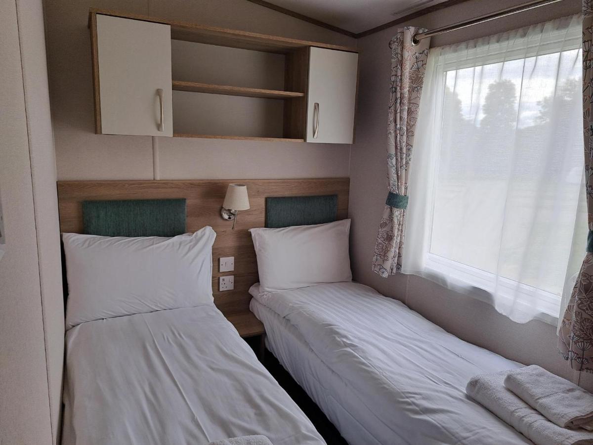 Our Kingfisher 34-4 Persons With Private Hot Tub-Pet Friendly-Tranquil Holiday Away From It All Yet Not Far From St Austell- The Holiday Home Has Two Bedrooms, Living And Dining Area, Equipped Kitchen-Decking-Outdoor Furniture-Fishing Lakes-Perfect Grampound Экстерьер фото