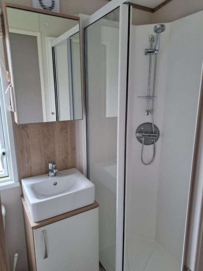 Our Kingfisher 34-4 Persons With Private Hot Tub-Pet Friendly-Tranquil Holiday Away From It All Yet Not Far From St Austell- The Holiday Home Has Two Bedrooms, Living And Dining Area, Equipped Kitchen-Decking-Outdoor Furniture-Fishing Lakes-Perfect Grampound Экстерьер фото