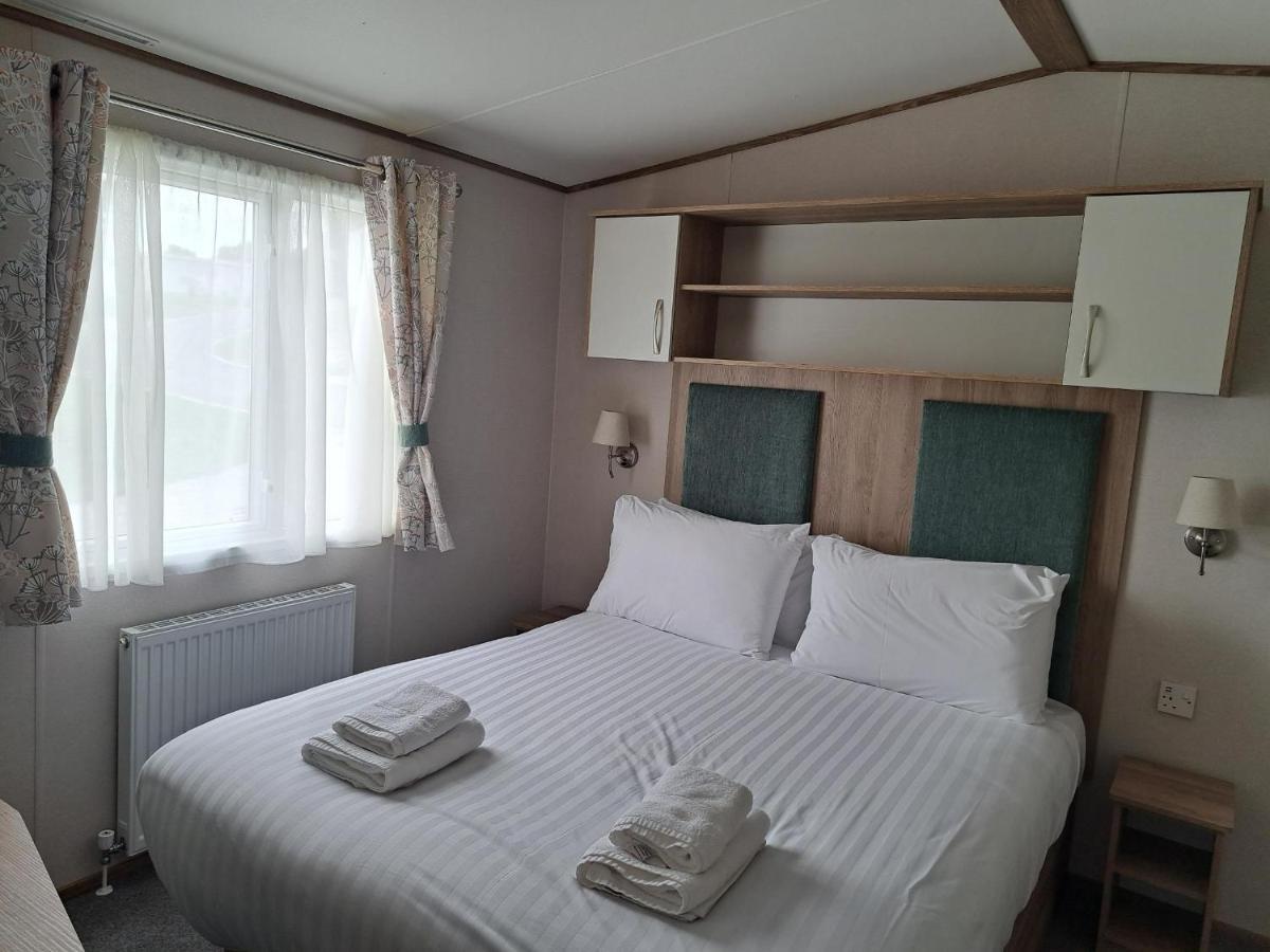 Our Kingfisher 34-4 Persons With Private Hot Tub-Pet Friendly-Tranquil Holiday Away From It All Yet Not Far From St Austell- The Holiday Home Has Two Bedrooms, Living And Dining Area, Equipped Kitchen-Decking-Outdoor Furniture-Fishing Lakes-Perfect Grampound Экстерьер фото