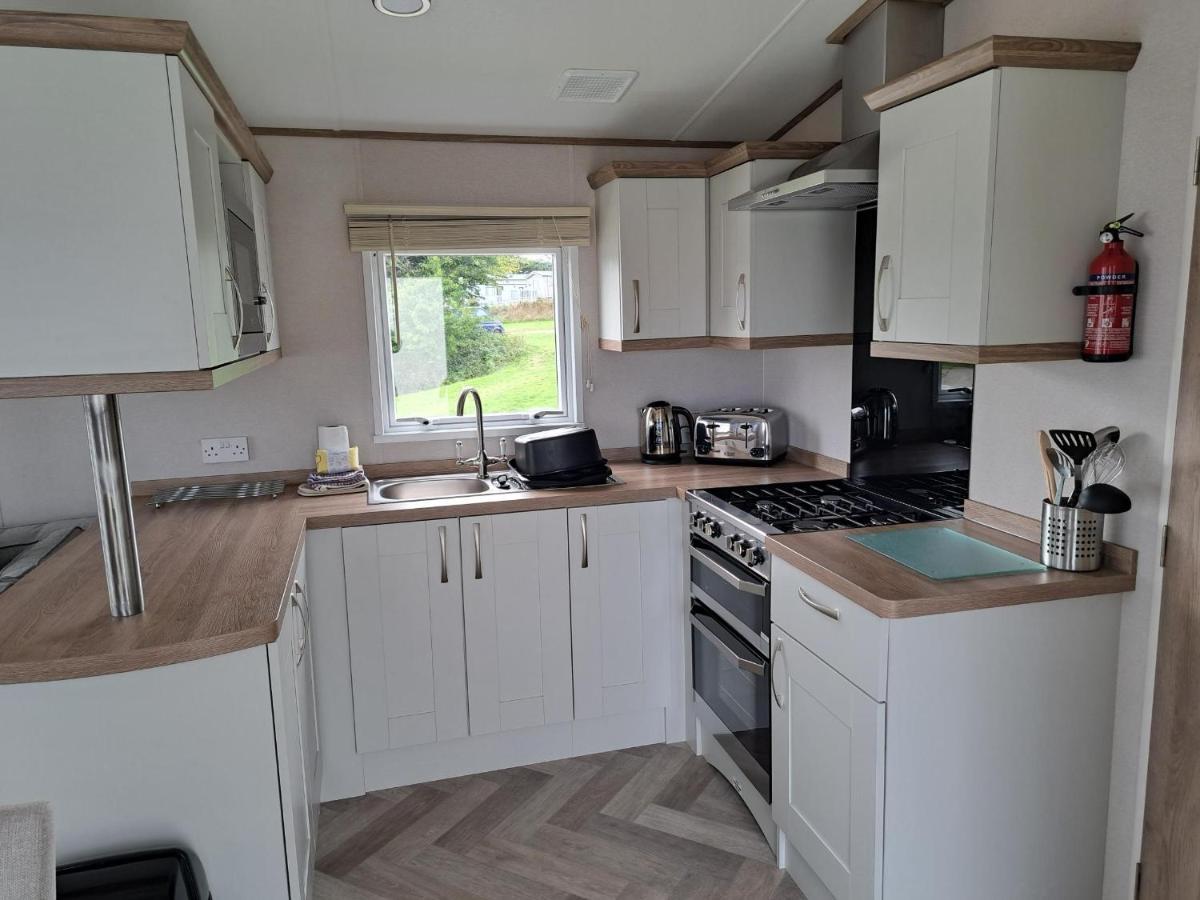 Our Kingfisher 34-4 Persons With Private Hot Tub-Pet Friendly-Tranquil Holiday Away From It All Yet Not Far From St Austell- The Holiday Home Has Two Bedrooms, Living And Dining Area, Equipped Kitchen-Decking-Outdoor Furniture-Fishing Lakes-Perfect Grampound Экстерьер фото