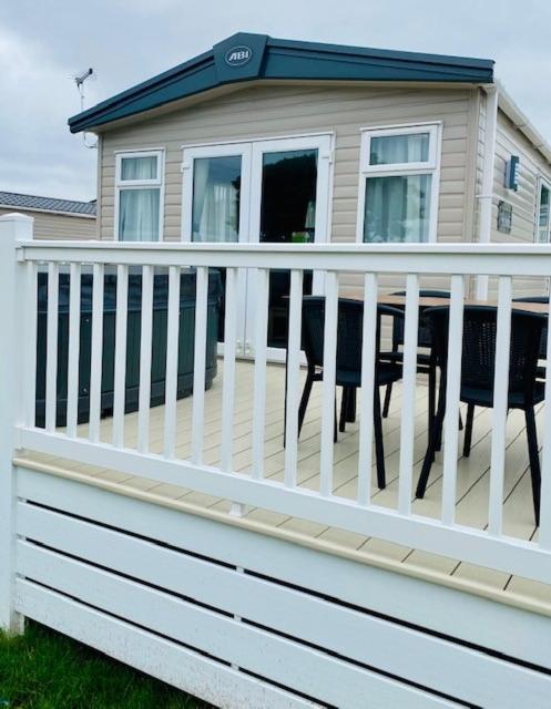 Our Kingfisher 34-4 Persons With Private Hot Tub-Pet Friendly-Tranquil Holiday Away From It All Yet Not Far From St Austell- The Holiday Home Has Two Bedrooms, Living And Dining Area, Equipped Kitchen-Decking-Outdoor Furniture-Fishing Lakes-Perfect Grampound Экстерьер фото